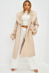 Manteau long en simili cuir beige et fourrure