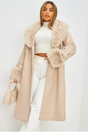 Manteau long en simili cuir beige et fourrure