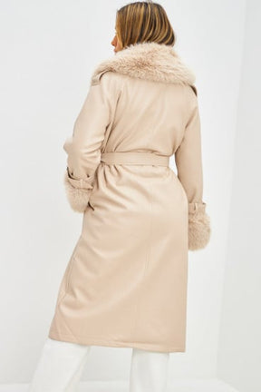 Manteau long en simili cuir beige et fourrure