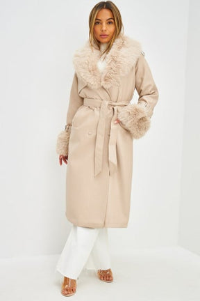 Manteau long en simili cuir beige et fourrure