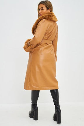 Manteau long en simili cuir camel et fourrure