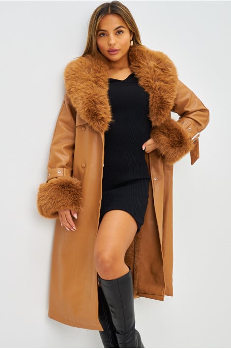 Manteau long en simili cuir camel et fourrure