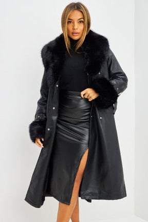 Manteau long en simili cuir noir et fourrure