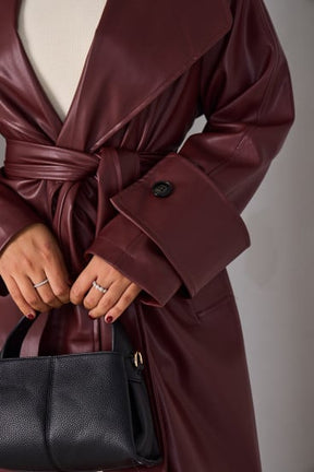 Manteau bordeaux en simili cuir ceinturé