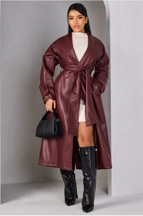 Manteau bordeaux en simili cuir ceinturé