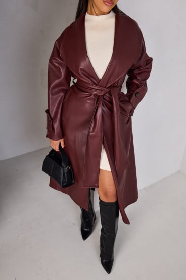 Manteau bordeaux en simili cuir ceinturé