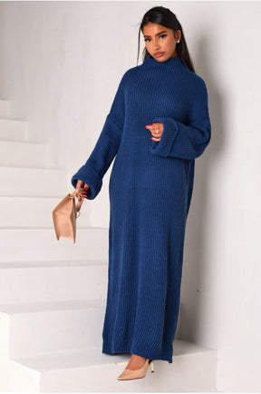 Robe bleue en maille côtelé à col montant