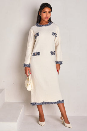 Robe en laine blanche à coutures bleues