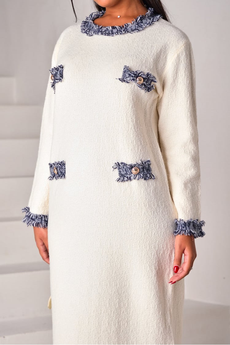 Robe en laine blanche à coutures bleues