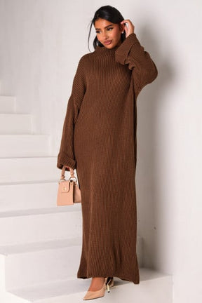 Robe marron en maille côtelé à col montant