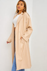 Trench long en simili cuir beige