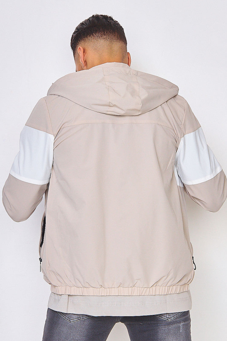 Veste à capuche beige et blanche