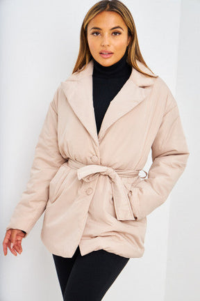 Veste mi-longue beige ceinturée