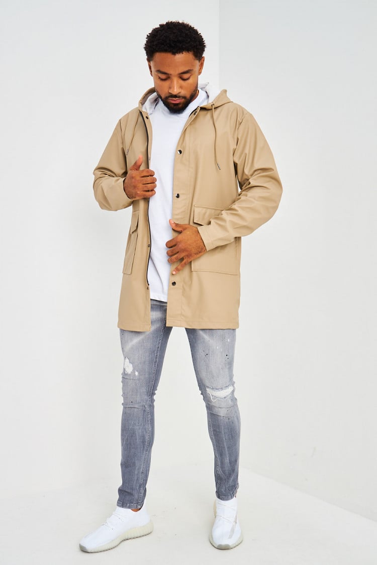 Veste mi-longue beige foncé à capuche en simili cuir mat