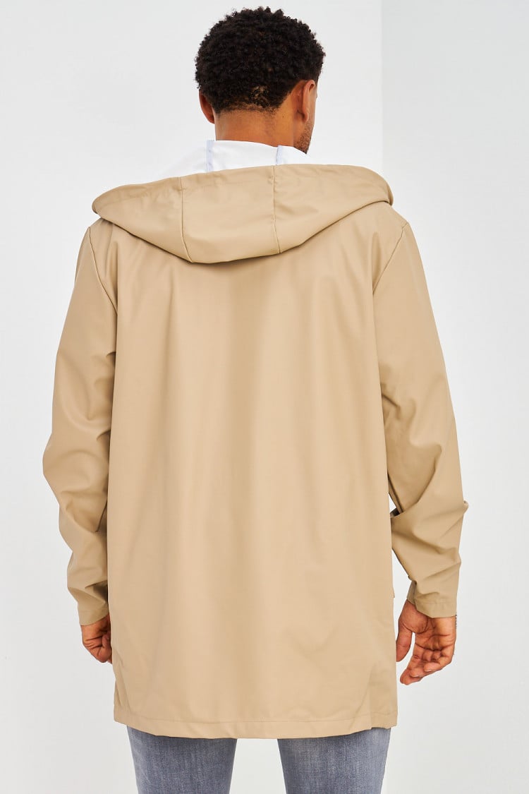 Veste mi-longue beige foncé à capuche en simili cuir mat